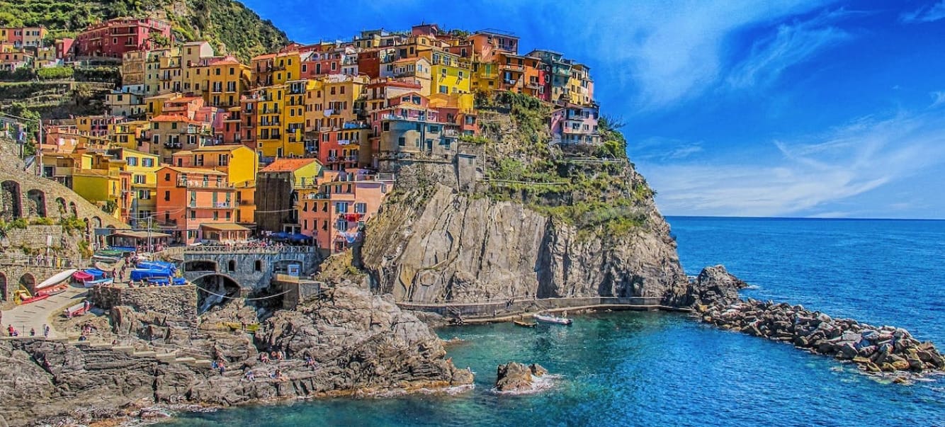 Interhome kuva, jossa värikkäitä taloja jyrkällä rinteellä meren rannalla - Amalfin rannikko