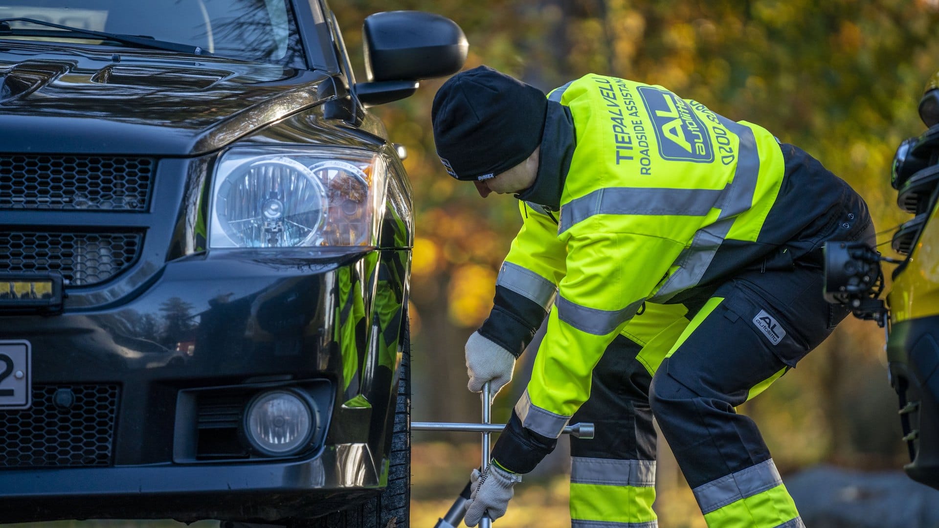 Tiepalvelu vaihtaa rengasta autoon