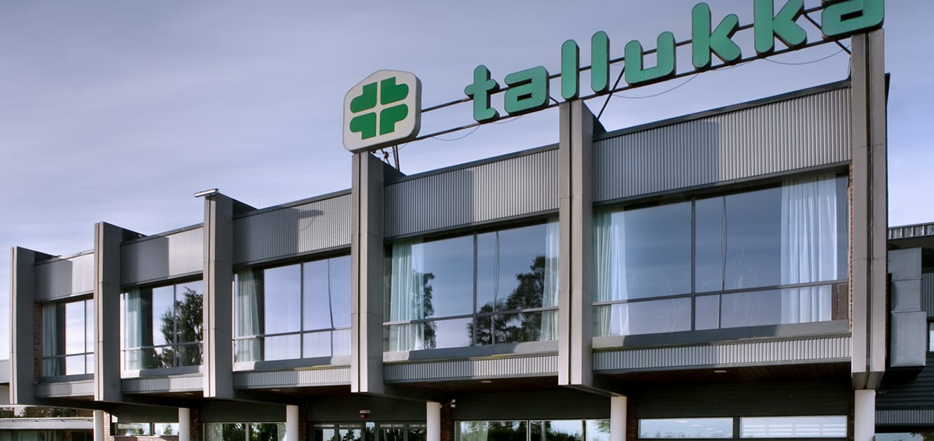 Hotelli Tallukan julkisivu, jossa katolla nimi ja logo