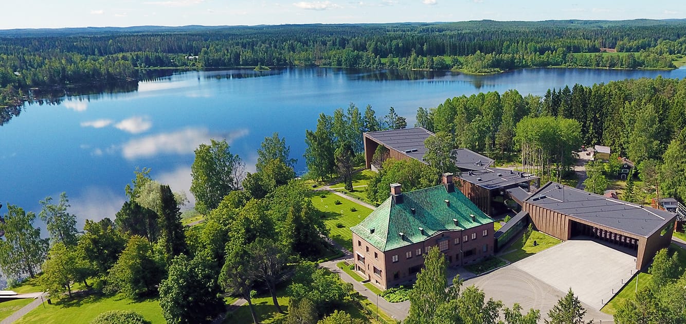 Ilmakuva Serlachius-museoiden alueelta järvenrannalta, Mänttä