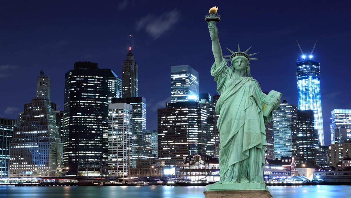 AAA American Automobile Association kansikuva, Vapauden patsas, taustalla New York yövalaistuksessa