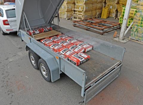 Kuivabetonisäkit kuormattuna