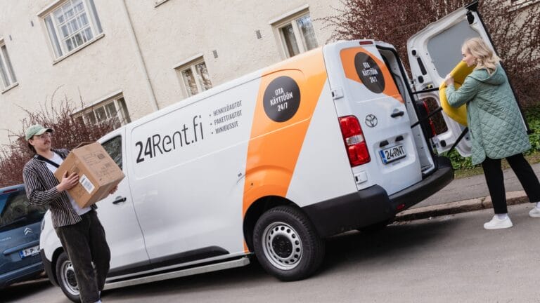 Mies ja nainen viemässä tavaroita pakettiautoon.