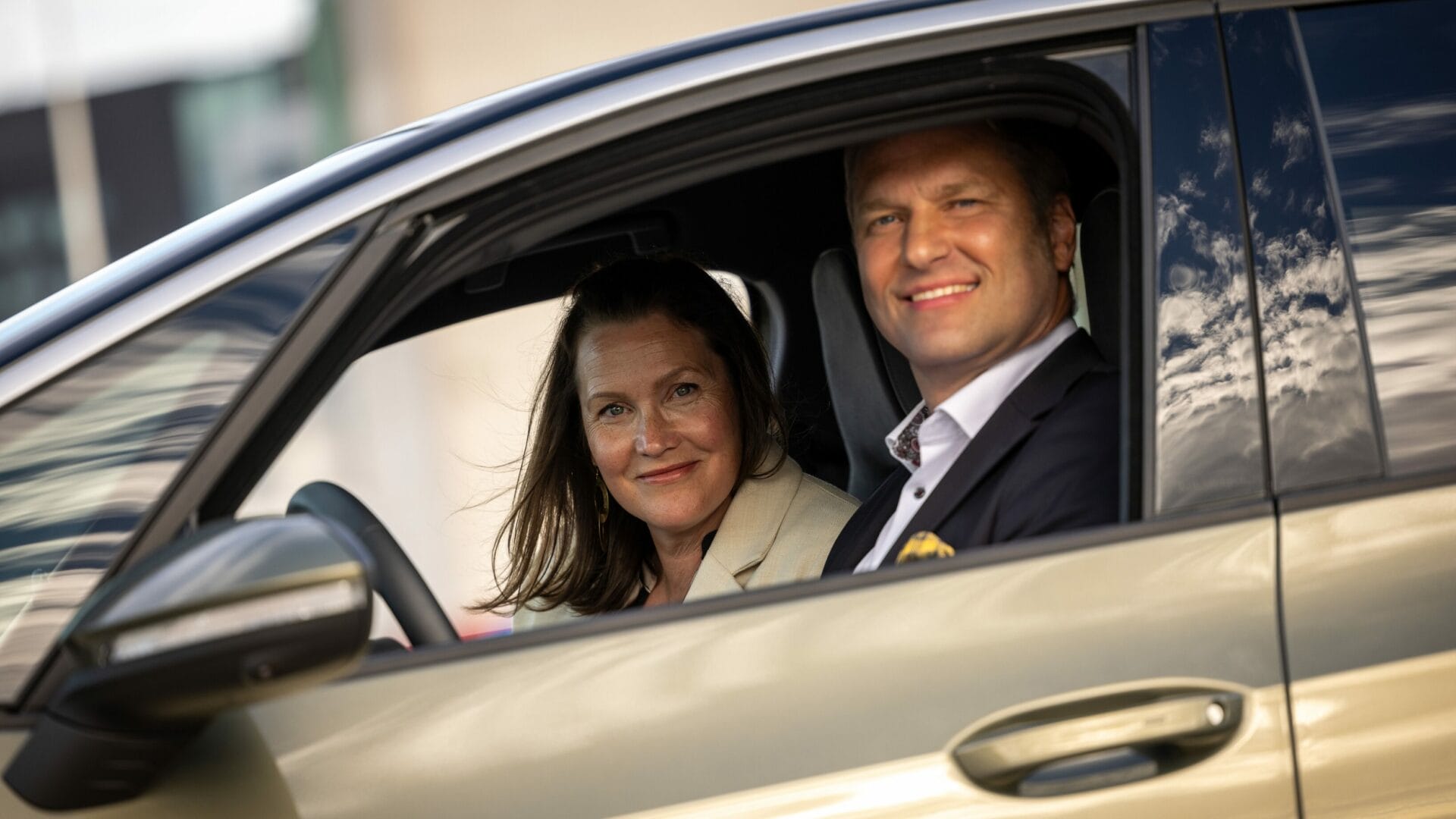 pariskunta autossa iloisina